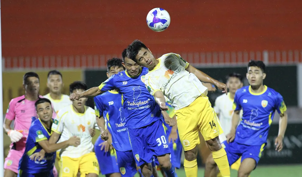 Các cầu thủ Quy Nhơn United và Đồng Tháp cống hiến cho người hâm mộ trận đấu hấp dẫn. ẢNH: DŨNG PHƯƠNG