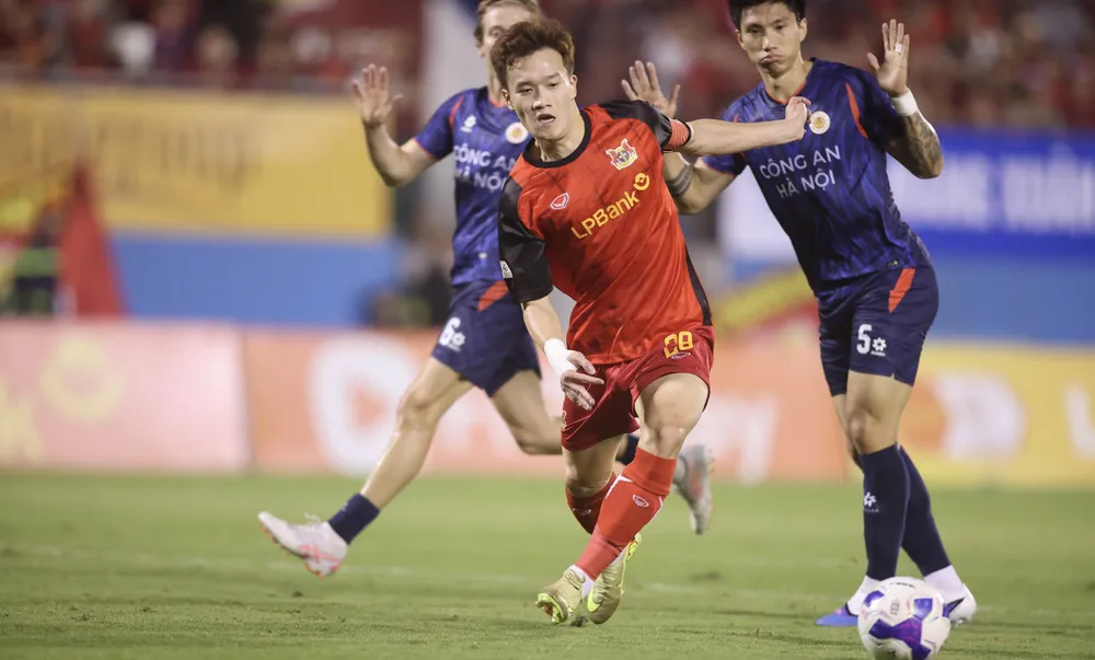 Hoàng Đức cùng đồng đội tại Ninh Bình có trận đấu đầy nỗ lực trước CAHN. ẢNH: VPF