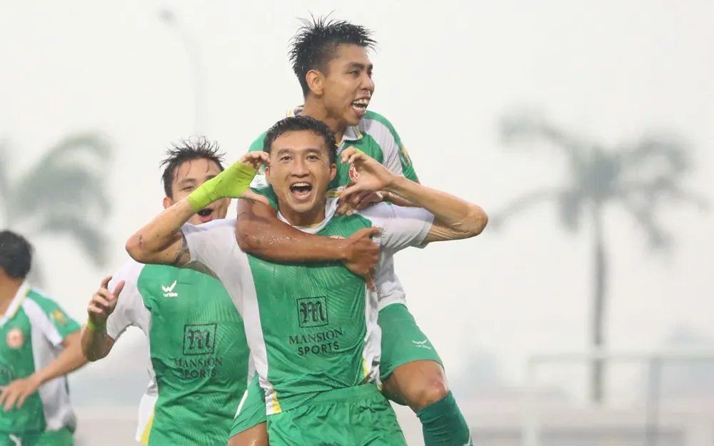 Niềm vui chiến thắng của các cầu thủ TPHCM. ẢNH: CAO TOÀN 