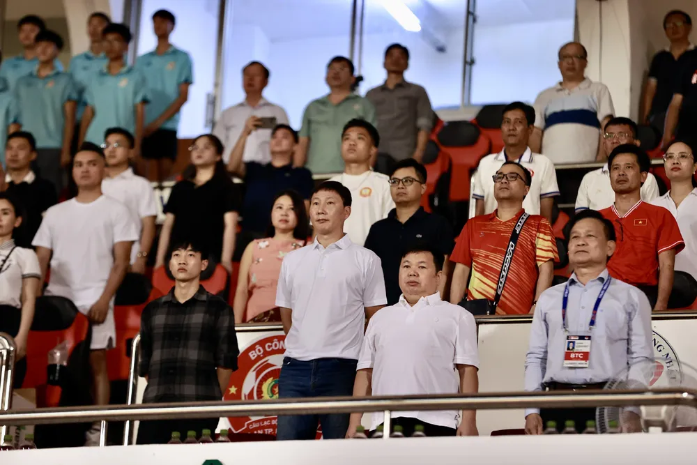 HLV Kim Sang-sik dự khán sân Thống Nhất.jpg