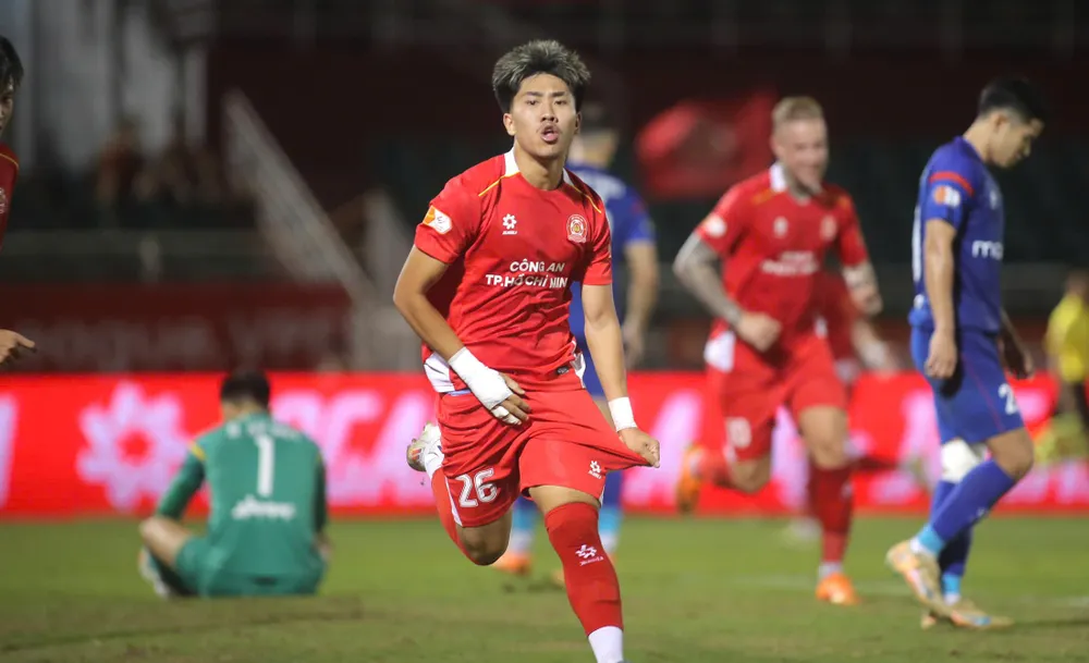 Cầu thủ Việt kiều Khoa Ngo tiếp tục tỏa sáng trong màu áo Công an TPHCM