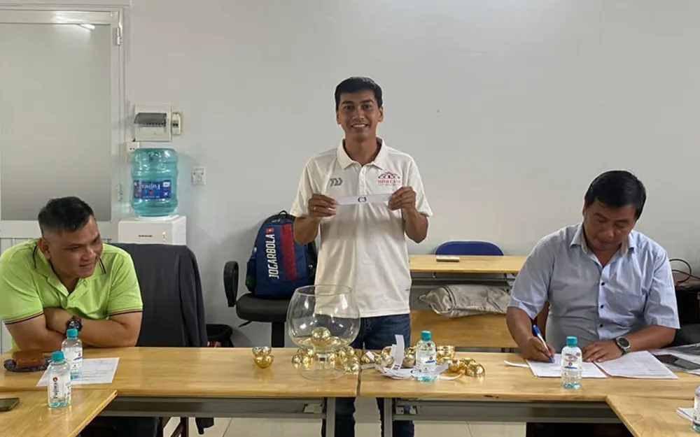 HLV Nguyễn Minh Tân đại diện cho phường Phước Long tại buổi bốc thăm chia bảng môn futsal Đại hội TDTT TPHCM 2026. ẢNH: TÂM HÀ