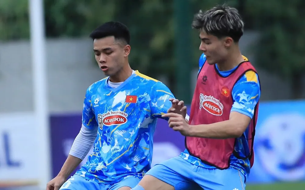 Tiền đạo Việt kiều Antonio Moric (bên phải) được đôn từ đội U19 lên U23 Việt Nam tập luyện. ẢNH: NHẬT ĐOÀN 