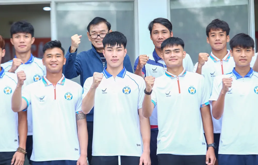 Giám đốc kỹ thuật Phan Thanh Hùng cùng Quả bóng vàng Việt Nam 2012 Huỳnh Quốc Anh cùng dẫn dắt Trẻ Đà Nẵng tham dự Giải hạng Nhì quốc gia 2026
