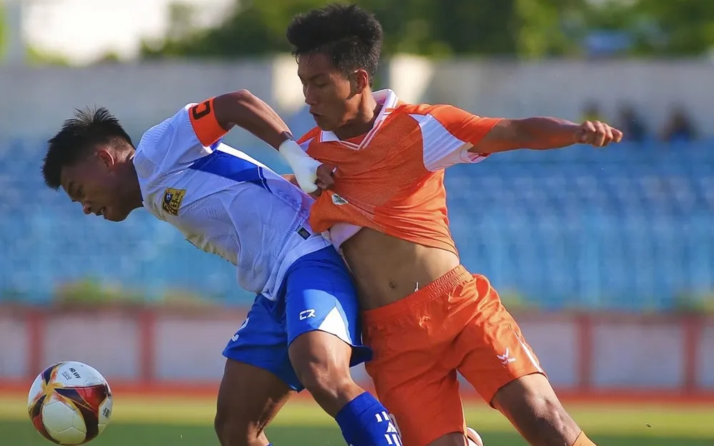 Các cầu thủ Huế (áo trắng) giành chiến thắng trước đội chủ nhà Trẻ Đà Nẵng. ẢNH: HỮU THÀNH 