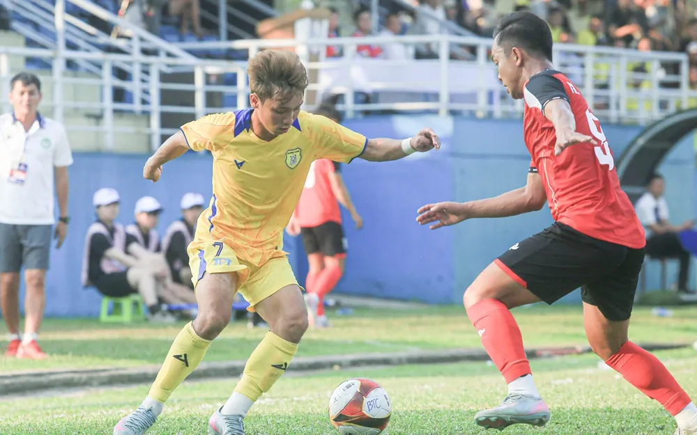 Đội hạng Nhì Gia Định (áo vàng) bị xử thua 0-3 vì sử dụng cầu thủ sai quy định