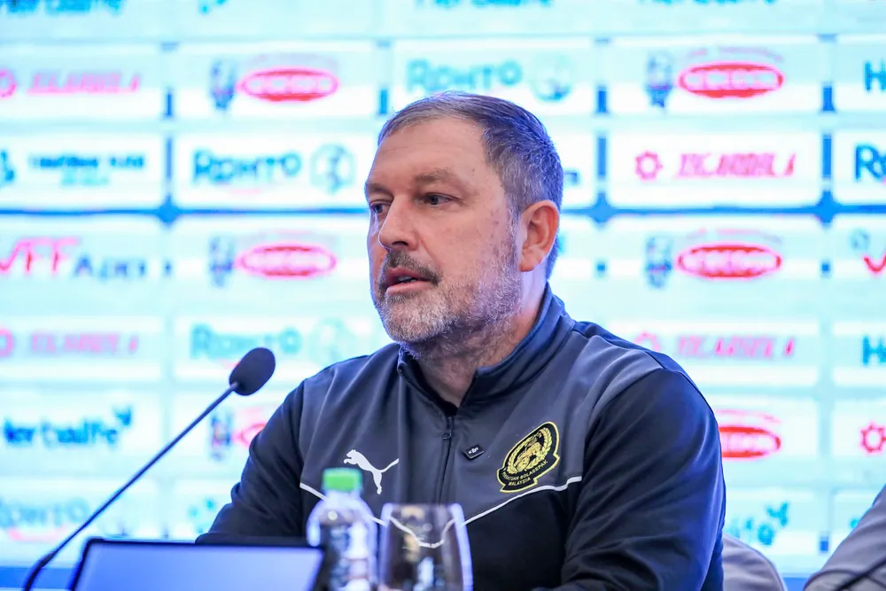 HLV Peter Cklamovski quyết tâm cùng Malaysia giành chiến thắng ở trận chia tay vòng loại Asian Cup 2027. ẢNH: MINH HOÀNG 