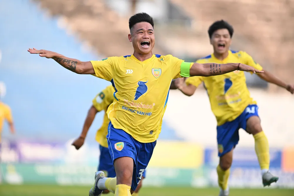 Niềm vui của đội trưởng Nguyễn Hữu Khôi khi ghi bàn cho Đồng Tháp. ẢNH: DŨNG PHƯƠNG 