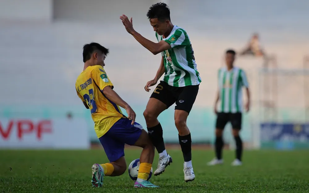 Các cầu thủ Long An đối diện với nguy cơ rớt hạng Nhì. ẢNH: DŨNG PHƯƠNG 