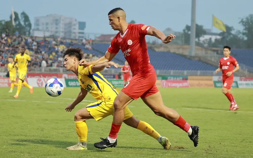 SLNA và Viettel FC cầm hòa nhau trên sân Vinh. ẢNH: TÂM HÀ 