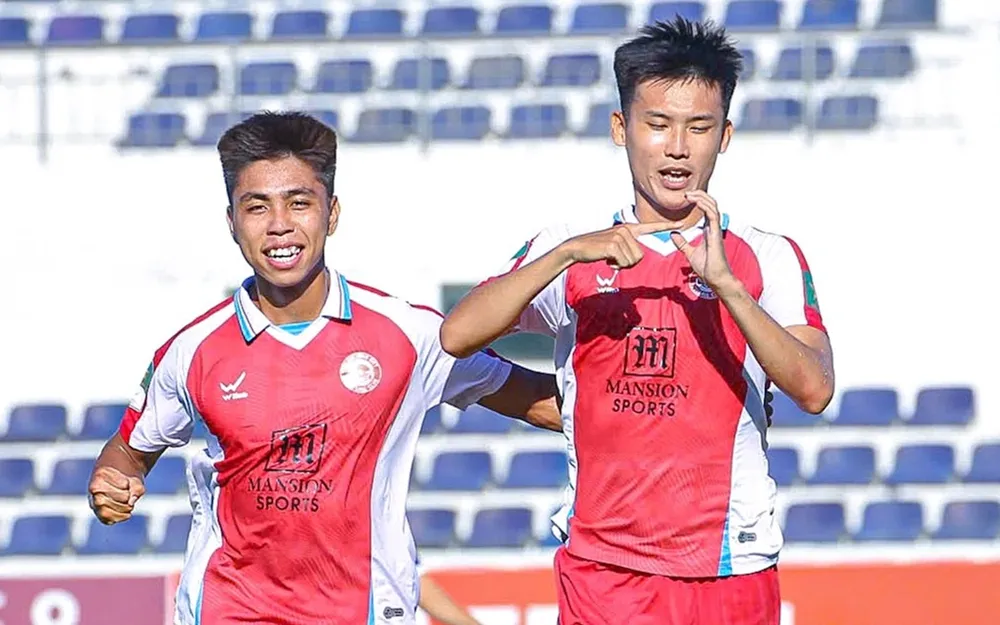 Nguyễn Công Thành (bên phải) ăn mừng bàn thắng cho CLB TPHCM. ẢNH: TÂM HÀ 