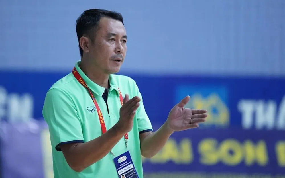 Nhà cầm quân kỳ cựu Nguyễn Bảo Trung dẫn dắt đội tuyển futsal U19 Việt Nam. ẢNH: TÂM HÀ