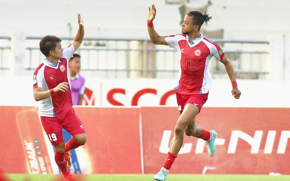 Cựu sao V-League Jermie Lynch tỏa sáng, nhưng vẫn không thể giúp CLB chủ quản TPHCM thoát thua. ẢNH: CAO TOÀN 