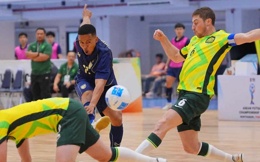 Các cầu thủ Thái Lan và Australia cống hiến cho người hâm mộ trận cầu hấp dẫn. ẢNH: FAT