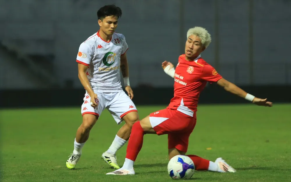 Khoa Ngô (áo đỏ) cùng các đồng đội tại Công an TPHCM đón nhận thất bại thứ 2 liên tiếp trên sân khách. ẢNH: DŨNG PHƯƠNG 