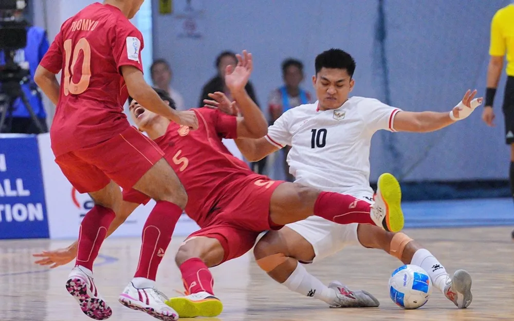 Đội tuyển futsal Indoneisa (áo trắng) đón nhận thất bại ở trận chung kết Giải futsal Đông Nam Á 2026. ẢNH: FAT 