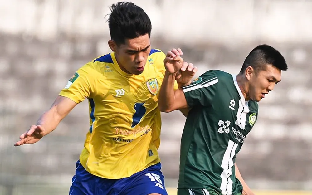 Các cầu thủ Đồng Tháp (áo vàng) cầm hòa đội đầu bảng Đồng Nai. ẢNH: TÂM HÀ 