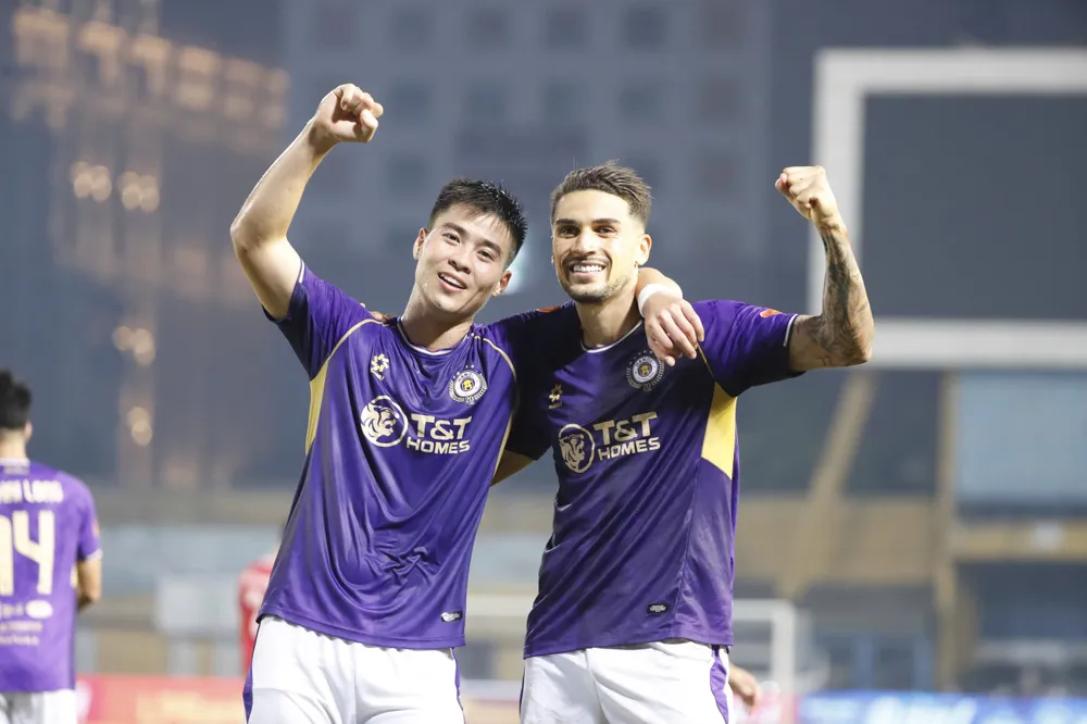 Đỗ Hoàng Hên ăn mừng bàn thắng cùng Đỗ Duy Mạnh. ẢNH: MINH HOÀNG 