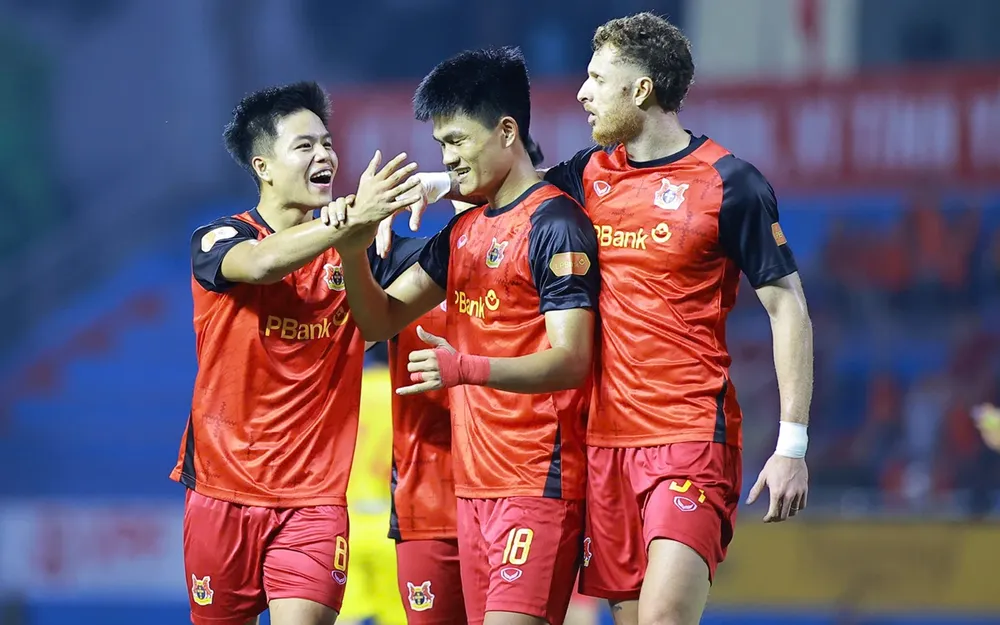 Trần Thành Trung (số 8) và Phạm Gia Hưng (số 18) là hai trong 3 cầu thủ ghi bàn cho Ninh Bình. ẢNH: QUỲNH MAI 