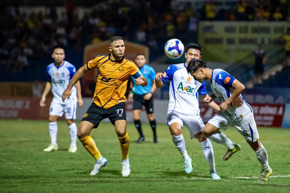 Các cầu thủ Thanh Hóa cầm hoà SLNA. ẢNH: HOÀNG SƠN