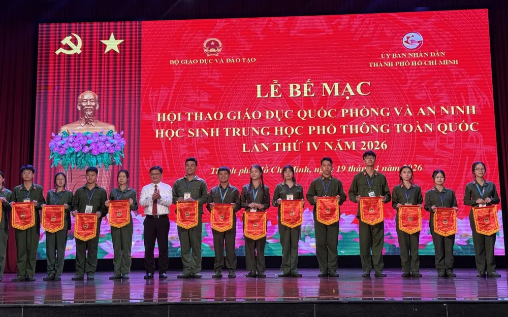 Trao thưởng cho các VĐV đạt thành tích cao tại Hội thao Giáo dục quốc phòng và an ninh học sinh THPT toàn quốc lần thứ IV năm 2026. ẢNH: TÂM HÀ 