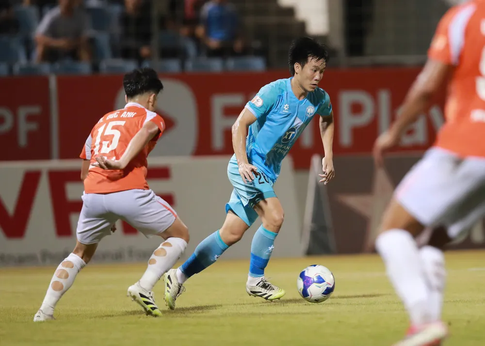 Các cầu thủ Nam Định (áo xanh) giành chiến thắng trên sân Chi Lăng của Đà Nẫng. ẢNH: QUANG ĐƯƠNG 