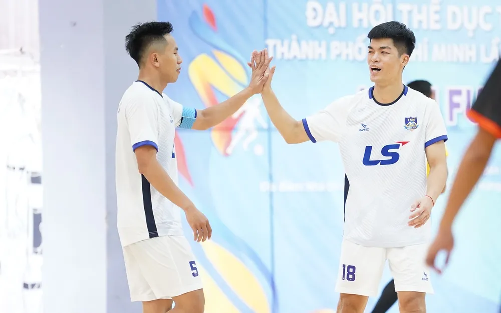 Đội trưởng Nguyễn Mạnh Dũng và Chu Văn Tiến ăn mừng bàn thắng. ẢNH: TÂM HÀ 