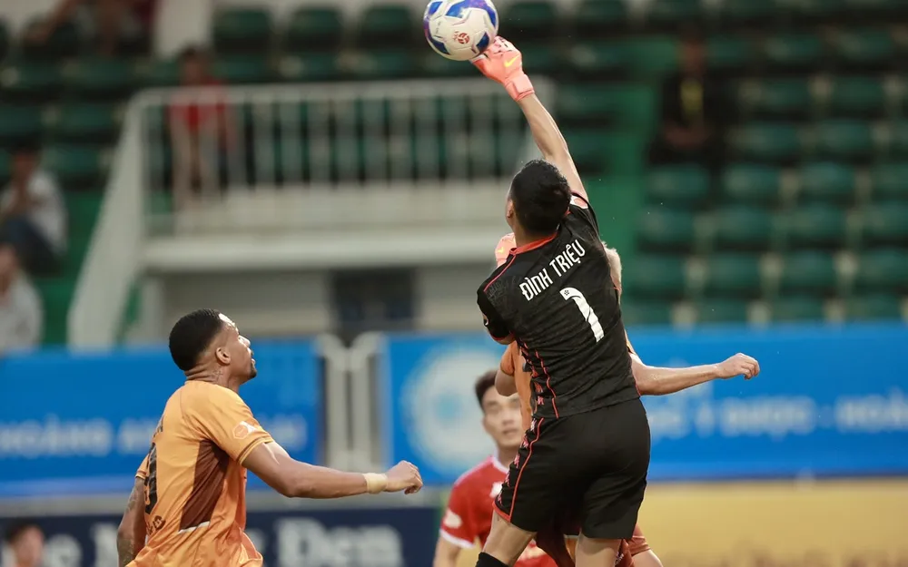 Thủ môn Nguyễn Đình Triệu đã có ngày thi đấu xuất sắc. ẢNH: MINH TRẦN 