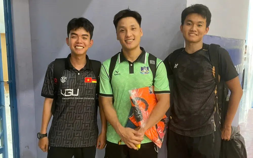 Các cầu thủ sinh viên phường Phú Lâm chụp hình kỷ niệm với thủ môn Hồ Văn Ý. ẢNH: QUỐC KHANH 