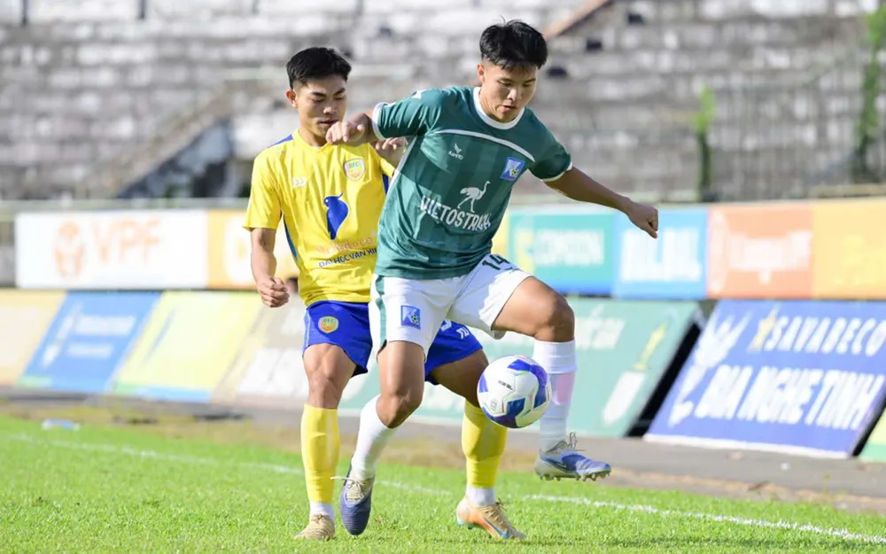 Khánh Hòa (áo xanh) có dấu hiệu hụt hơi trong cuộc đua giành suất thăng hạng V-League. ẢNH: DŨNG PHƯƠNG 