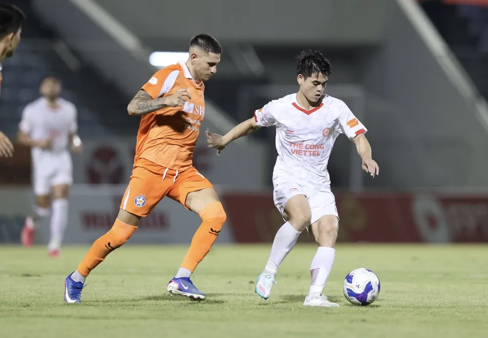 Các cầu thủ Đà Nẵng cầm hòa Viettel FC. ẢNH: TÂM HÀ