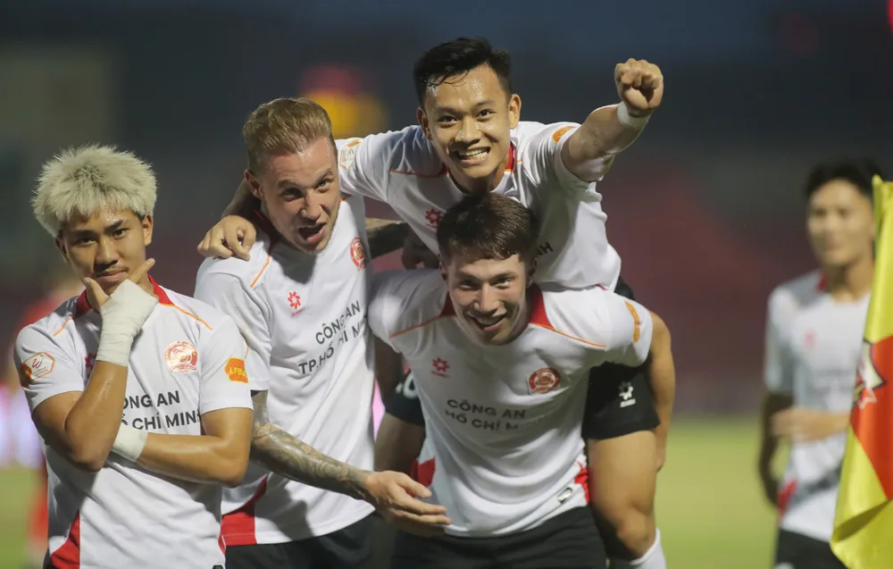 Các cầu thủ Công an TPHCM giải tỏa áp lực bằng chiến thắng đầy cảm xúc trên sân của Hà Tĩnh. ẢNH: ĐÌNH VIÊN 