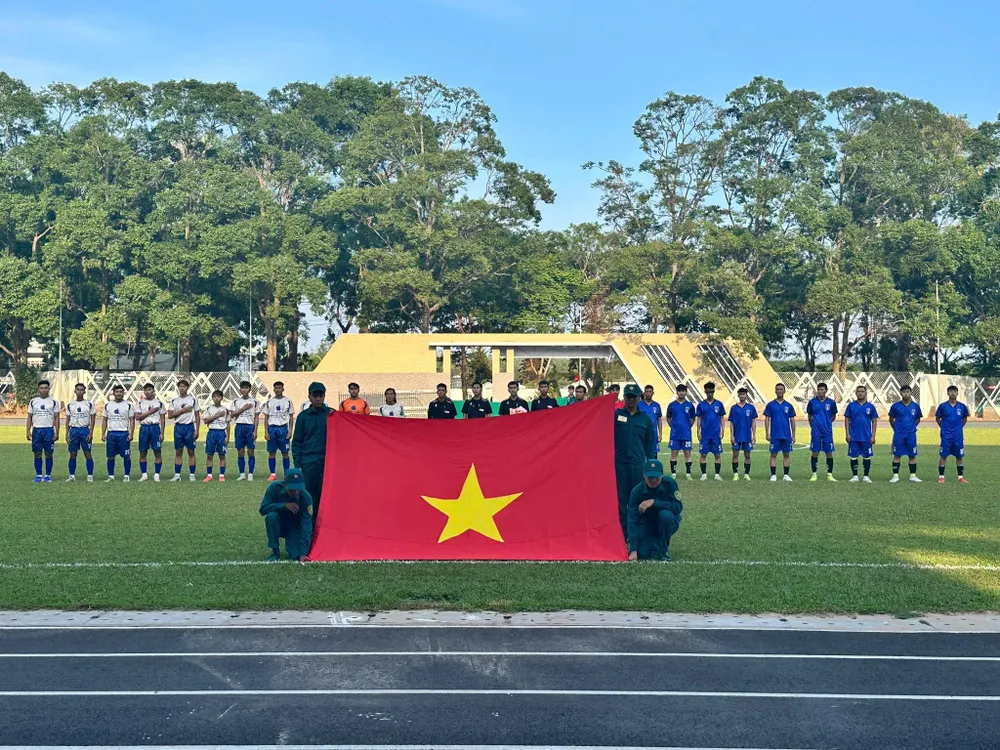 Trận khai mạc giữa phường Tân Hải và xã Long Hải tại sân Châu Đức. ẢNH: TÂM HÀ