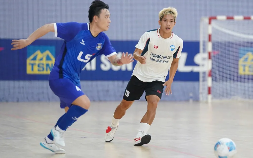 Châu Đoàn Phát (Chánh Hưng Thái Sơn Nam, áo xanh) đối đầu với người đồng đội cũ Đặng Anh Tài (Phú Thọ, áo trắng). ẢNH: QUỐC KHANH 