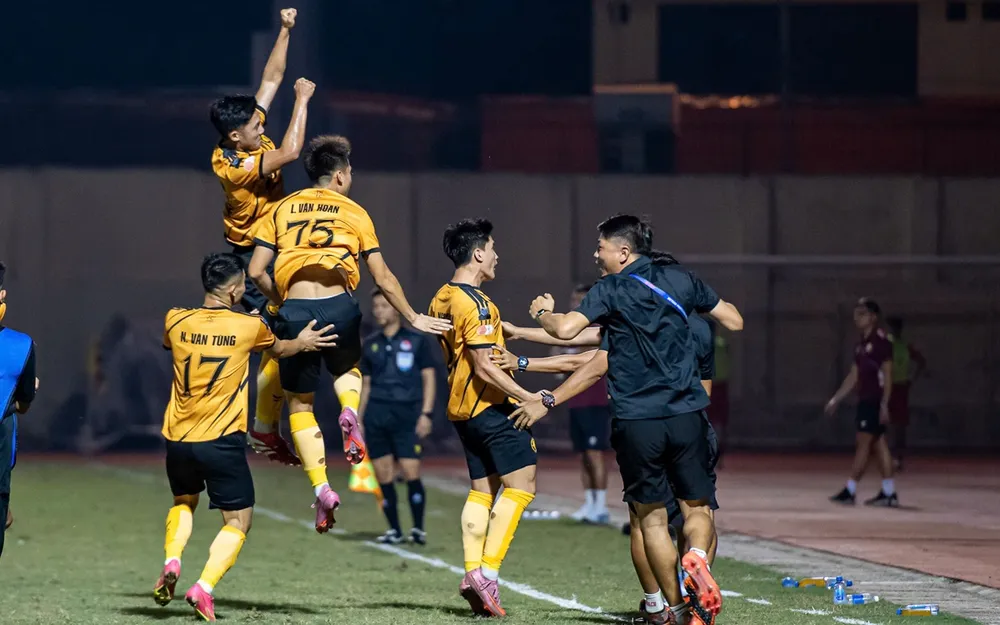 Các cầu thủ Thanh Hóa thể hiện niềm vui khi giành chiến thắng ở trận cầu "6 điểm" trước PVF-CAND. ẢNH: TÂM HÀ 