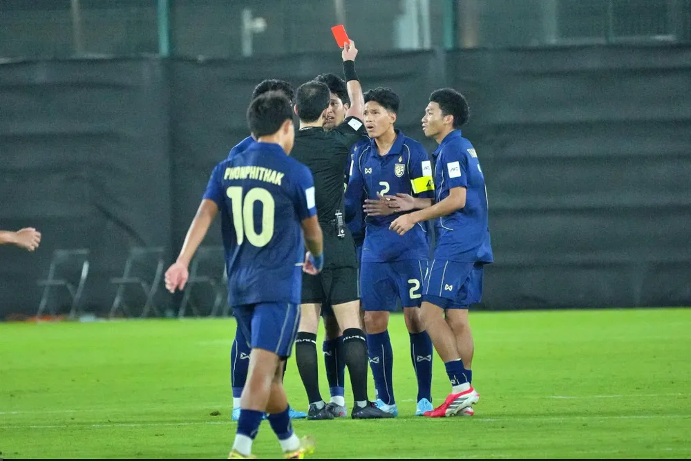 Tuyển thủ U17 Thái Lan Phetcharayut Soboonma nhận thẻ đỏ ở trận ra quân vòng chung kết U17 châu Á 2026. ẢNH: AFC