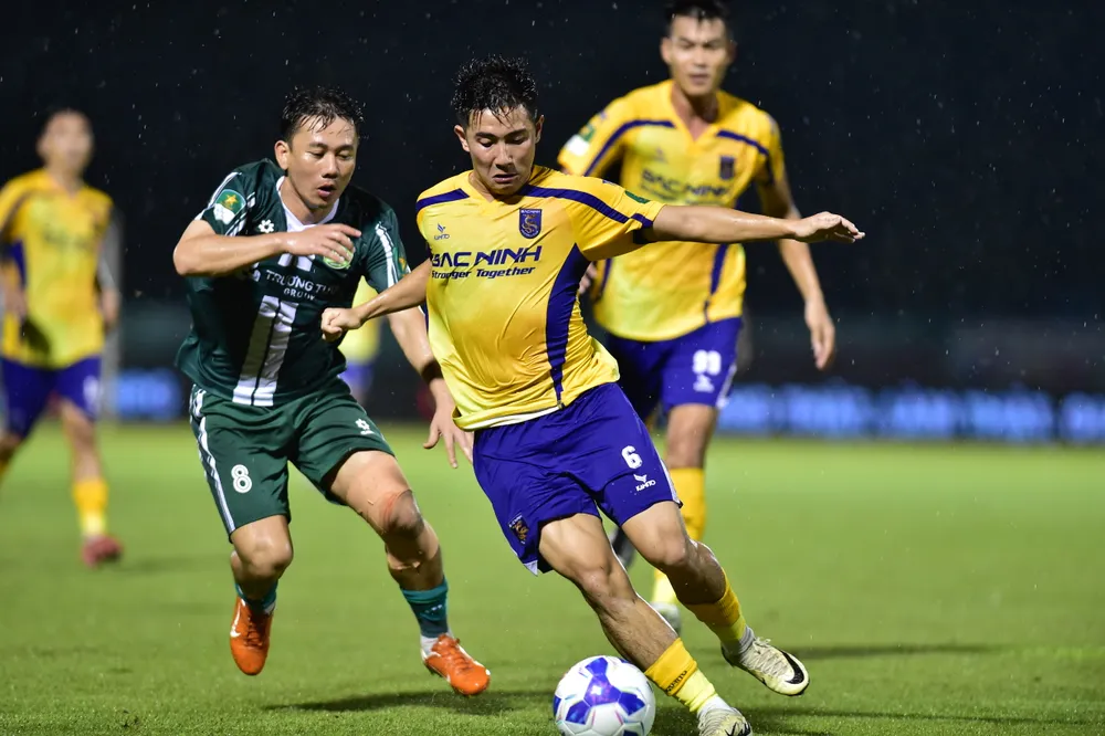 Bắc Ninh (áo vàng) và Đồng Nai (áo xanh) từng cầm hòa nhau 0-0 ở trận lượt đi. ẢNH: VPF