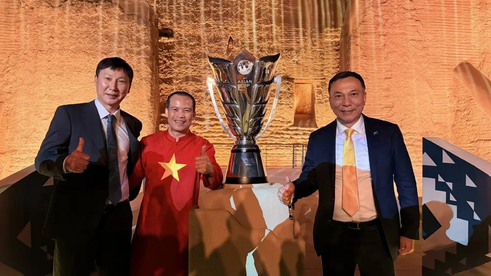 Chủ tịch VFF Trần Quốc Tuấn (bên phải), HLV Kim Sang-sik (bên trái) tham dự buổi lễ bốc thăm chia bảng Asian Cup 2027. ẢNH: NHẬT ĐOÀN 
