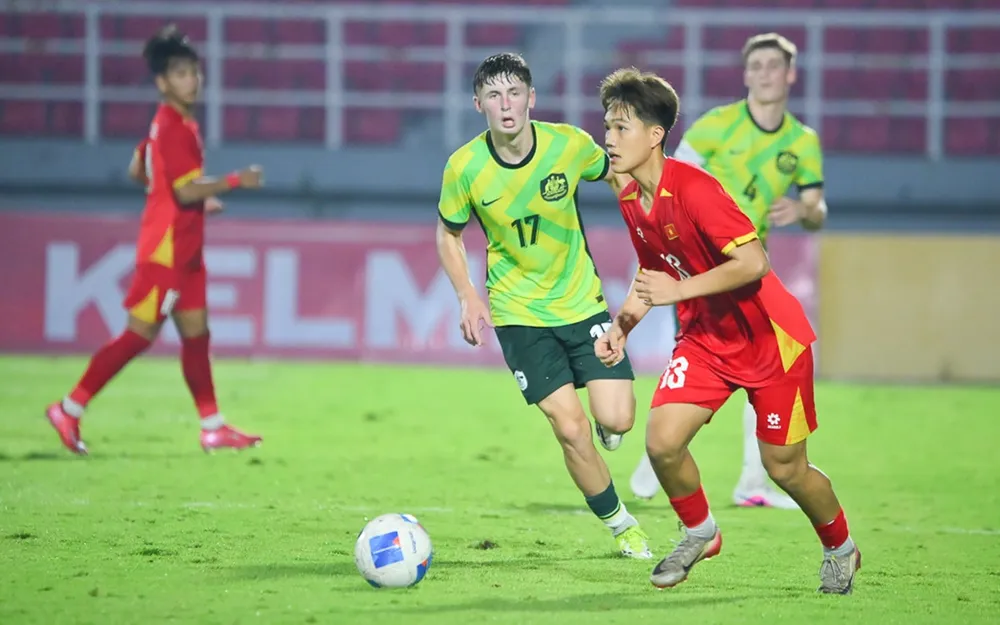 U17 Việt Nam (áo đỏ) tái đấu với U17 Australia ở tứ kết U17 châu Á 2026. ẢNH: NHẬT ĐOÀN 