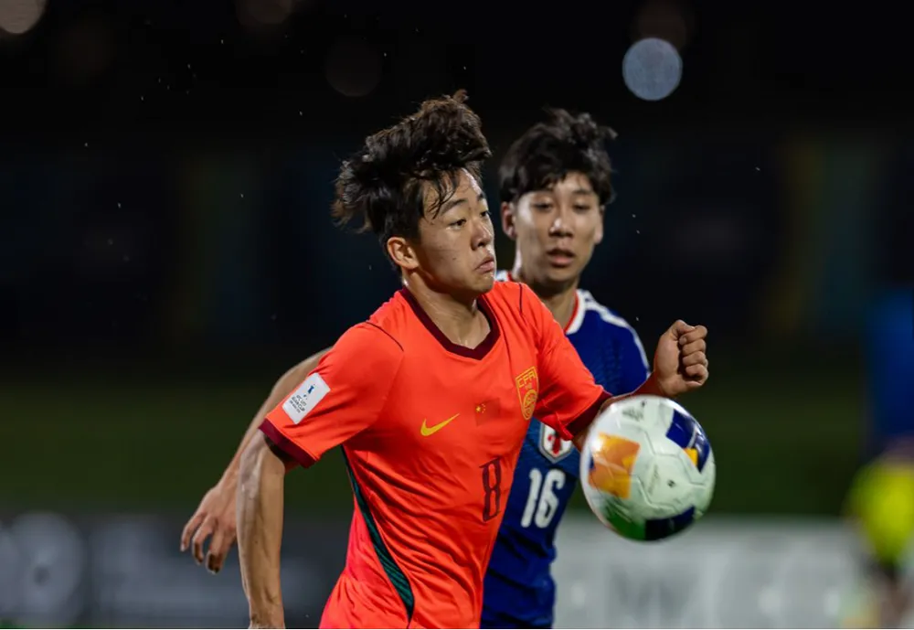 Trung Quốc (áo đỏ) đón nhận thất bại trước Nhật Bản ở trận chung kết U17 châu Á 2026. ẢNH: AFC 
