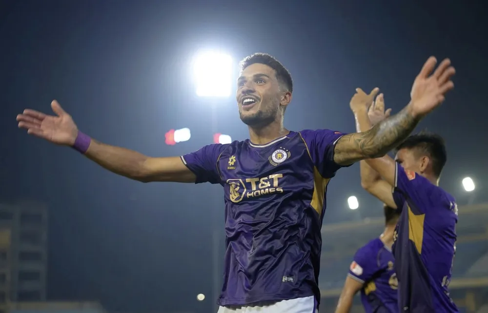 Tuyển thủ Việt Nam Đỗ Hoàng Hên toả sáng để đưa Hà Nội FC trở lại tốp 3 V-League 2025-2026. ẢNH: TÂM HÀ