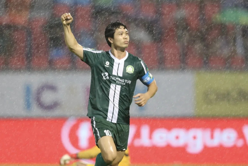 Công Phương toả sáng để góp công lớn đưa Đồng Nai thăng hạng V-League. ẢNH: DŨNG PHƯƠNG
