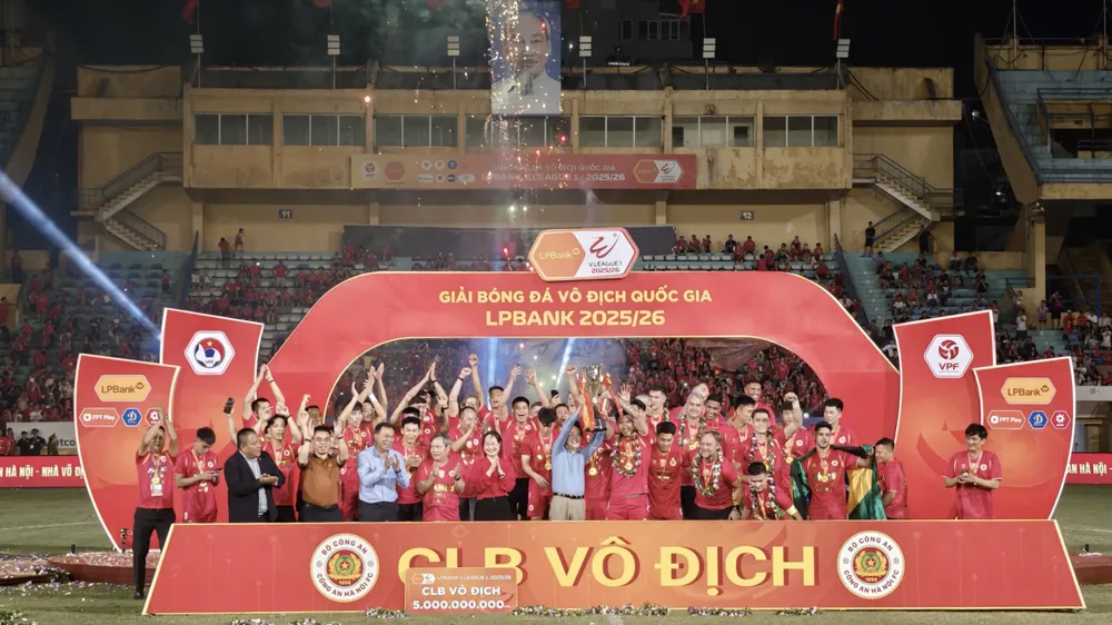 Khoảnh khắc CAHN nâng cúp vô địch V-League 2025-2026. ẢNH: MINH HOÀNG 