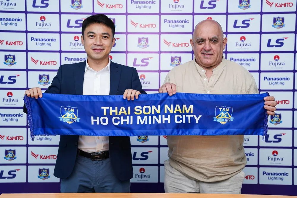Lãnh đạo CLB futsal Thái Sơn Nam TPHCM chào đón chuyên gia Luis Fonseca. ẢNH: ANH TRẦN 