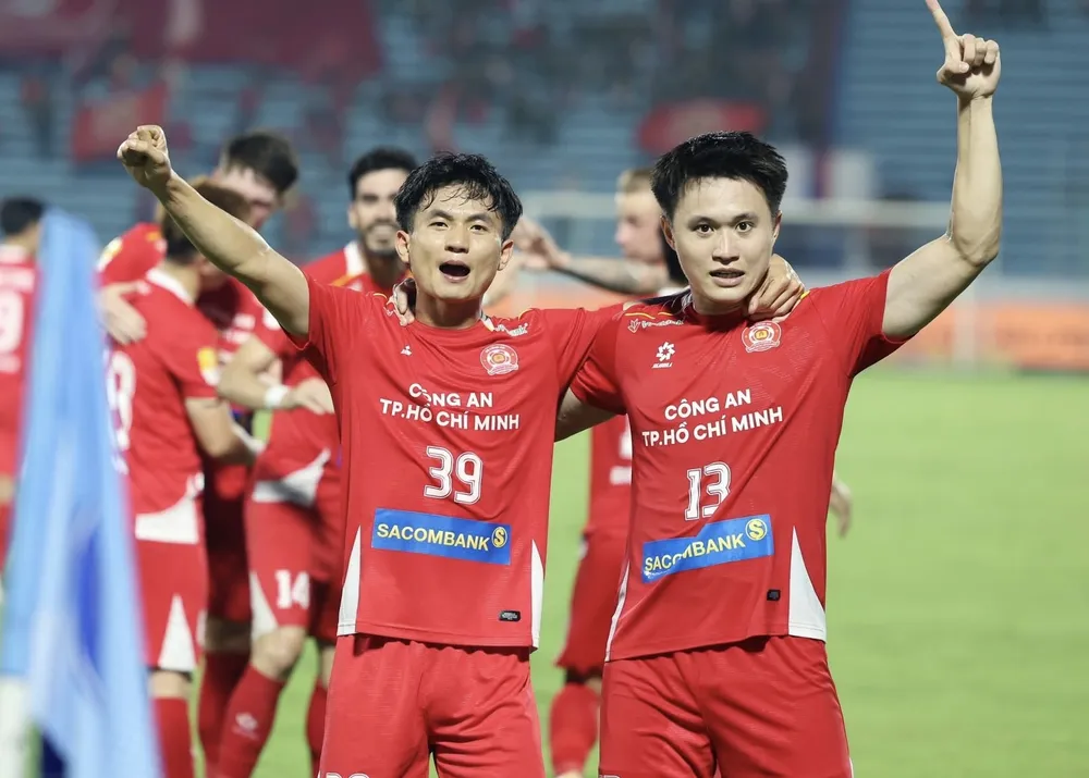 Niềm vui của các cầu thủ Công an TPHCM. ẢNH: ĐÌNH VIÊN