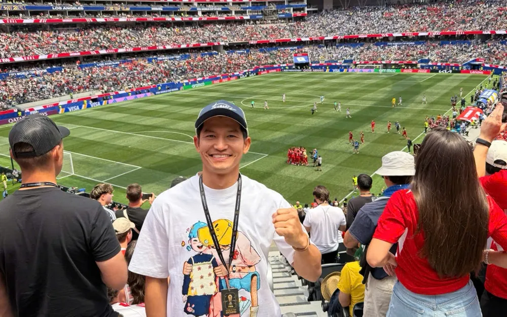 Kiều bào Nguyễn Anh Tuấn đi xem trận đấu giữa Thụy Sĩ và Bosnia & Herzegovina tại World Cup 2026. ẢNH: NVCC 
