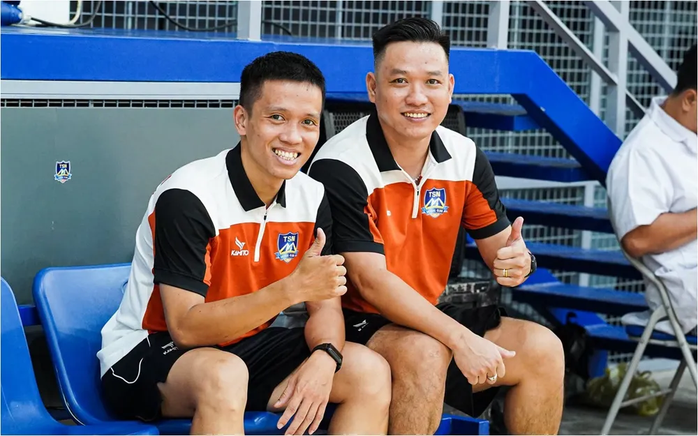 Niềm vui của bộ đôi HLV Trần Văn Vũ và trợ lý Phạm Đức Hòa. ẢNH: NGUYỄN QUANG 