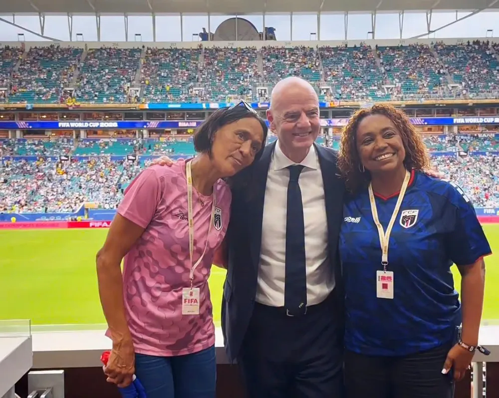 Chủ tịch FIFA Gianni Infantino chào đón mẹ của Vozinha. ẢNH: INFANTINO