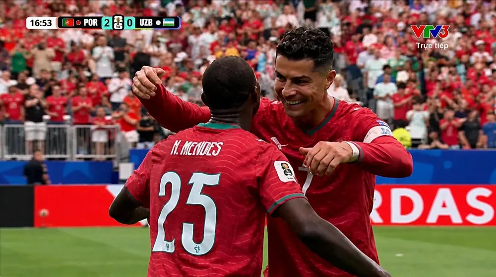 Ronaldo lập cú đúp sau 39 phút thi đấu với Uzbekistan. ẢNH: VTV 