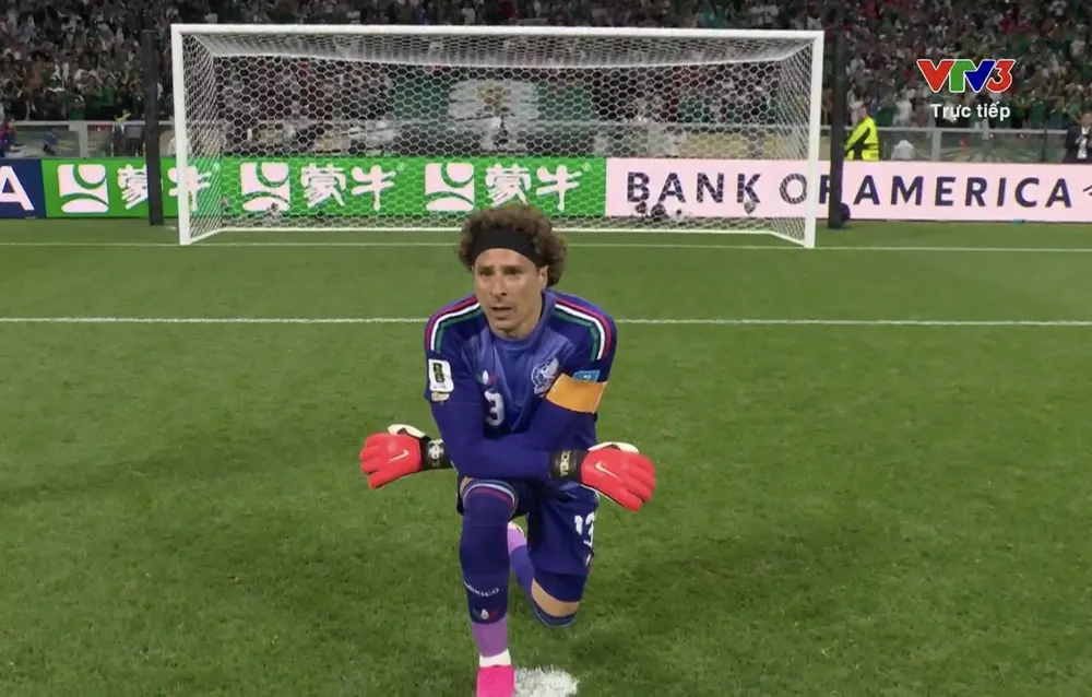 Ochoa không giấu được sự xúc động khi trở thành thủ môn đầu tiên tham dự 6 kỳ World Cup. ẢNH: VTV